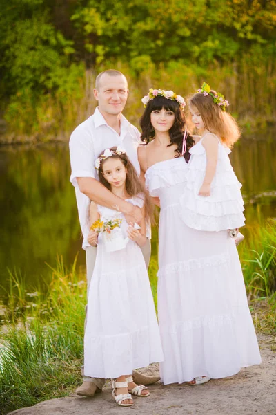 Gelukkige Ouders Kinderen Hebben Plezier Buitenshuis Een Tarwe Veld Rivier — Stockfoto