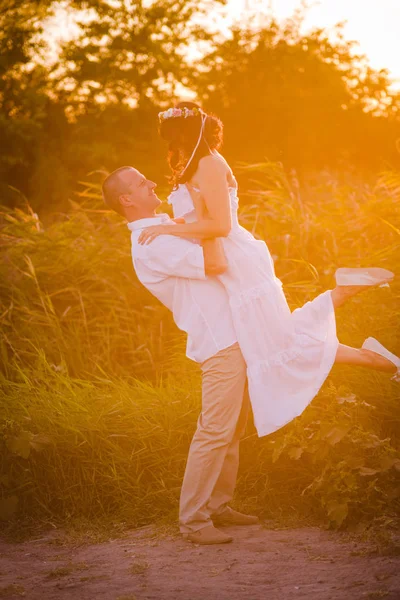 Pareja Enamorada Aire Libre Impresionante Retrato Sensual Personas Verano Campo —  Fotos de Stock