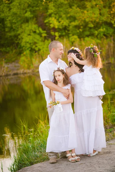 Parents Heureux Enfants Amusent Extérieur Dans Champ Blé Rivière Été — Photo