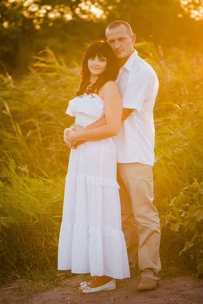 Casal Apaixonado Livre Retrato Sensual Impressionante Pessoas Verão Campo Com — Fotografia de Stock