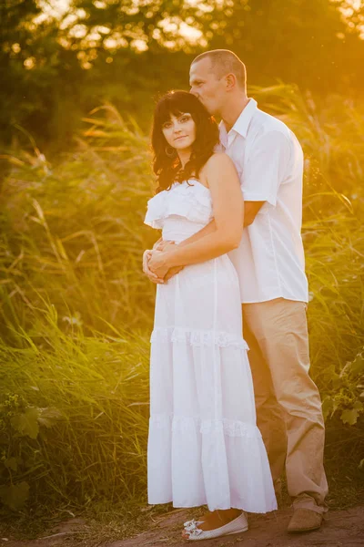 Casal Apaixonado Livre Retrato Sensual Impressionante Pessoas Verão Campo Com — Fotografia de Stock