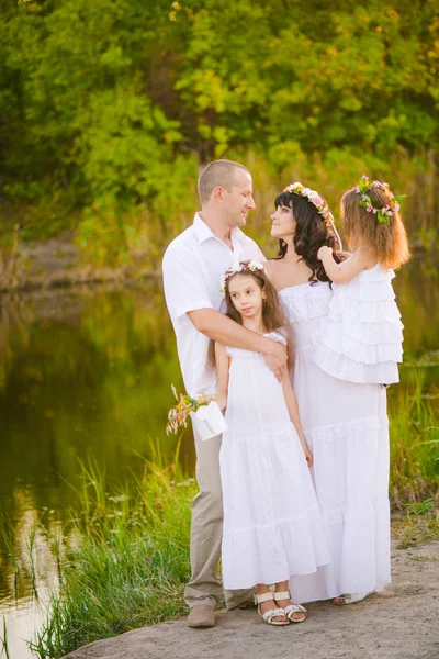 Parents Heureux Enfants Amusent Extérieur Dans Champ Blé Rivière Été — Photo