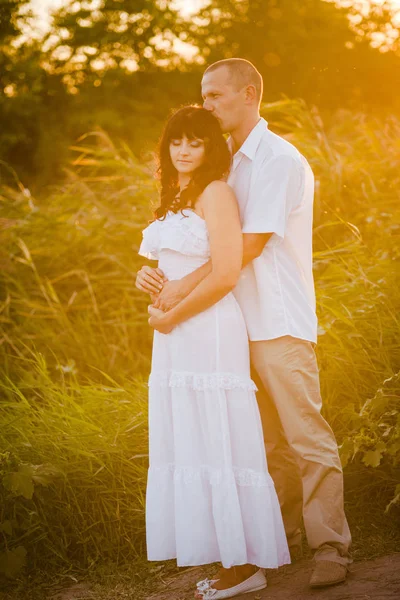 Casal Apaixonado Livre Retrato Sensual Impressionante Pessoas Verão Campo Com — Fotografia de Stock