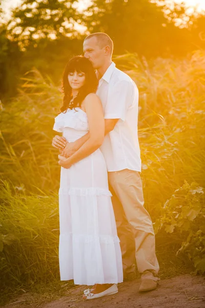 Casal Apaixonado Livre Retrato Sensual Impressionante Pessoas Verão Campo Com — Fotografia de Stock