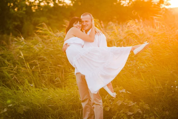 Koppel Liefde Buitenshuis Prachtig Sensueel Portret Van Mensen Zomer Een — Stockfoto