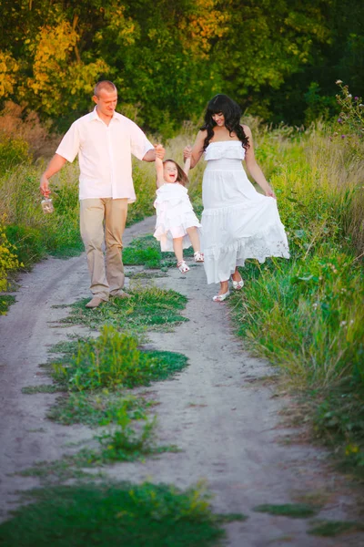幸せな両親と小さなダガーは 日没時に小麦畑と川の夏に屋外で楽しんでください — ストック写真