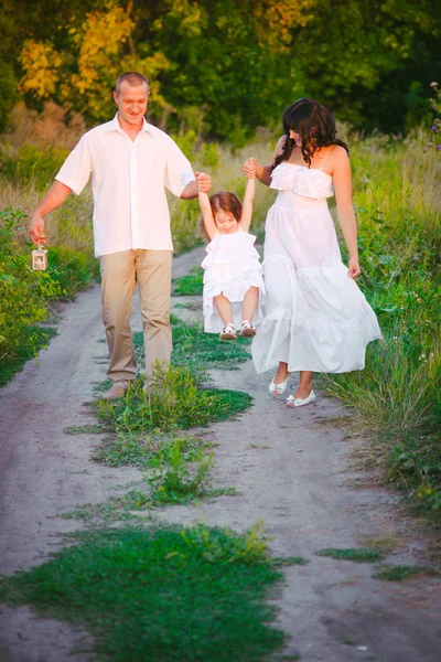Šťastní Rodiče Malí Baví Venku Pšeničné Oblasti Říční Léto Při — Stock fotografie