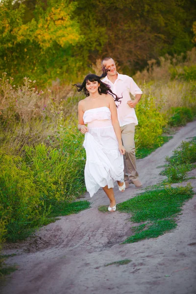 Pareja Enamorada Aire Libre Impresionante Retrato Sensual Personas Verano Campo —  Fotos de Stock