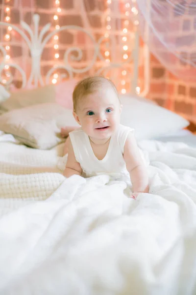 Beyaz Giysiler Içinde Sevimli Küçük Kız Bebek Yatakta Evde Yatan — Stok fotoğraf