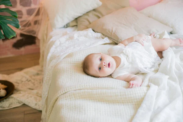 Menina Bonito Pequeno Roupas Brancas Deitado Casa Cama Sorrindo — Fotografia de Stock