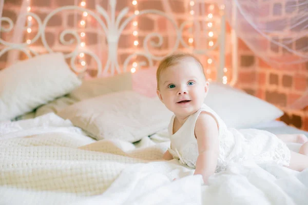 Χαριτωμένο Μικρό Κοριτσάκι Λευκά Ρούχα Που Βρίσκεται Στο Σπίτι Στο — Φωτογραφία Αρχείου