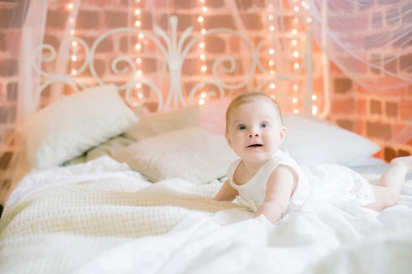 Menina Bonito Pequeno Roupas Brancas Deitado Casa Cama Sorrindo — Fotografia de Stock