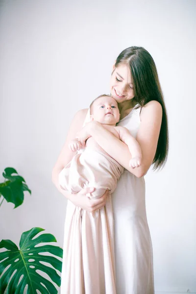 Familie Kinder Ouderschap Concept Gelukkig Lachend Jonge Moeder Met Kleine — Stockfoto
