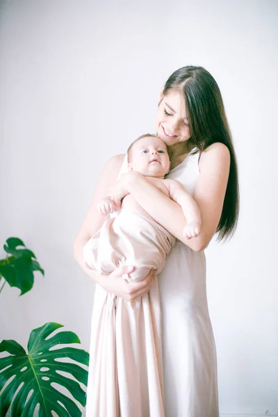 Conceito Família Criança Paternidade Feliz Sorridente Jovem Mãe Com Pouco — Fotografia de Stock