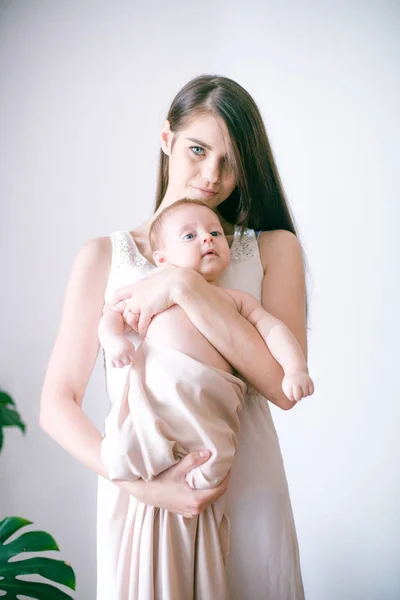 Conceito Família Criança Paternidade Feliz Sorridente Jovem Mãe Com Pouco — Fotografia de Stock