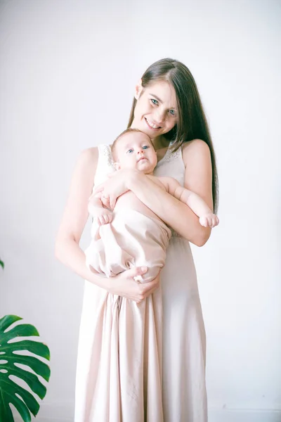 Conceito Família Criança Paternidade Feliz Sorridente Jovem Mãe Com Pouco — Fotografia de Stock