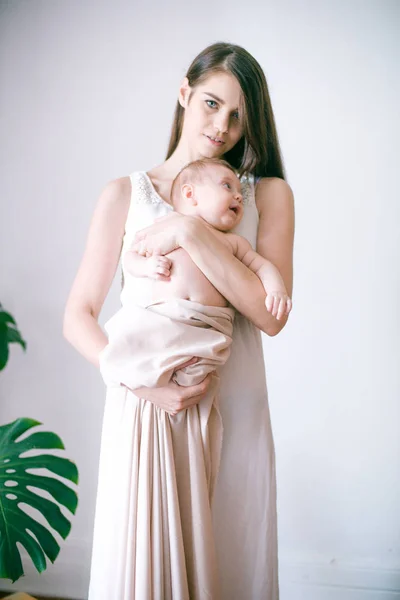 Conceito Família Criança Paternidade Feliz Sorridente Jovem Mãe Com Pouco — Fotografia de Stock