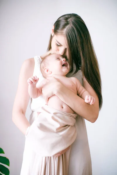 Conceito Família Criança Paternidade Feliz Sorridente Jovem Mãe Com Pouco — Fotografia de Stock