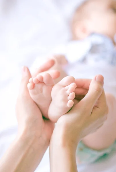 Дитячі Ноги Руках Матері Батька Мати Батько Дитина Щаслива Сімейна — стокове фото