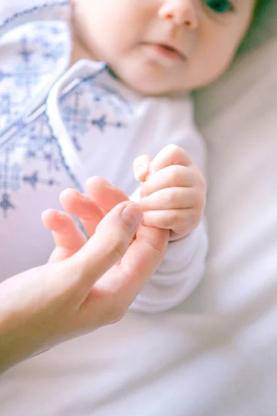 Annemin Eli Evde Yatakta Yatan Beyaz Kıyafetlerle Küçük Bir Bebeğin — Stok fotoğraf