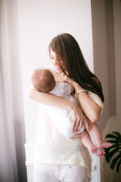 Aile Çocuk Ebeveyn Kavramı Küçük Bebek Evde Ile Mutlu Gülümseyen — Stok fotoğraf