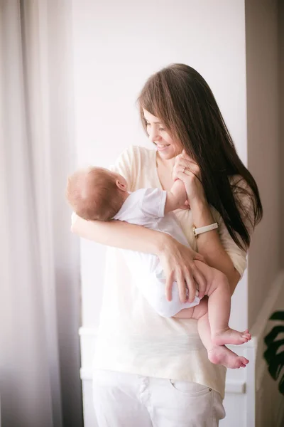 Aile Çocuk Ebeveyn Kavramı Küçük Bebek Evde Ile Mutlu Gülümseyen — Stok fotoğraf