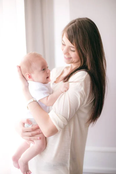 Aile Çocuk Ebeveyn Kavramı Küçük Bebek Evde Ile Mutlu Gülümseyen — Stok fotoğraf