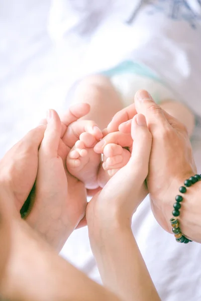 Piedi Bambini Mani Madre Padre Madre Padre Figlio Concetto Happy — Foto Stock