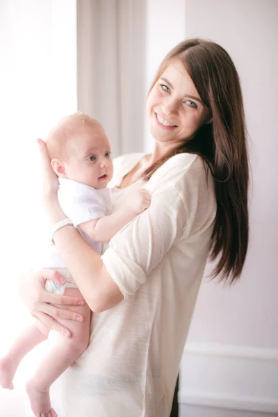 Concepto Familia Hijo Paternidad Feliz Sonriente Madre Joven Con Bebé —  Fotos de Stock
