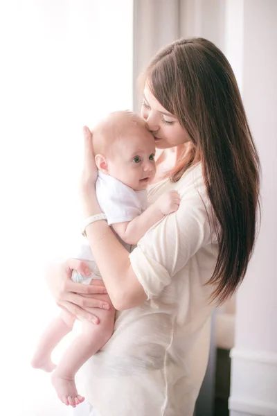 Familie Kinder Ouderschap Concept Gelukkig Lachend Jonge Moeder Met Kleine — Stockfoto