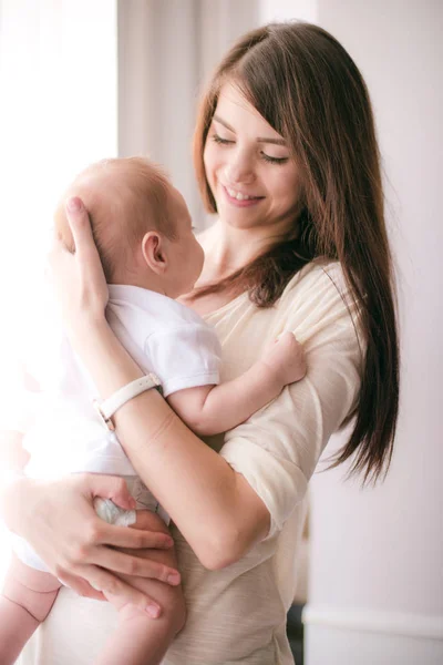 Aile Çocuk Ebeveyn Kavramı Küçük Bebek Evde Ile Mutlu Gülümseyen — Stok fotoğraf