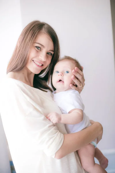 Concepto Familia Hijo Paternidad Feliz Sonriente Madre Joven Con Bebé — Foto de Stock