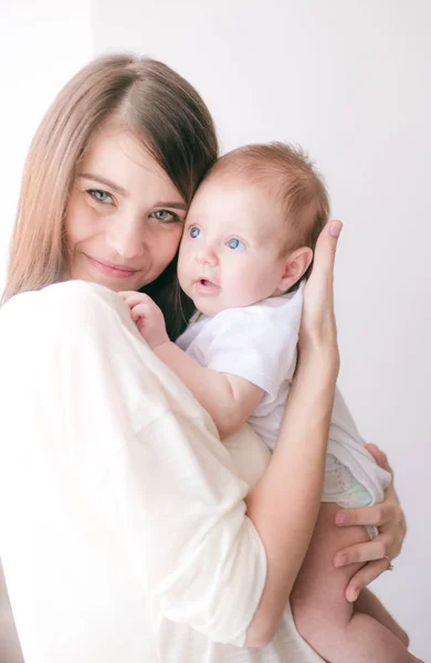 Concepto Familia Hijo Paternidad Feliz Sonriente Madre Joven Con Bebé —  Fotos de Stock