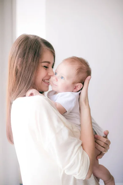 Aile Çocuk Ebeveyn Kavramı Küçük Bebek Evde Ile Mutlu Gülümseyen — Stok fotoğraf