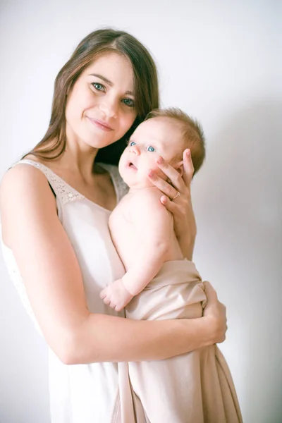 Familie Kinder Ouderschap Concept Gelukkig Lachend Jonge Moeder Met Kleine — Stockfoto