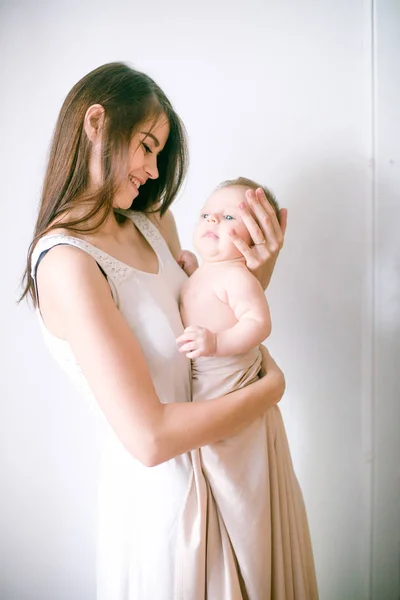 Concepto Familia Hijo Paternidad Feliz Sonriente Madre Joven Con Bebé —  Fotos de Stock