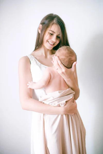 親のコンセプト 自宅の小さな赤ちゃんと幸せな笑顔若い母 — ストック写真