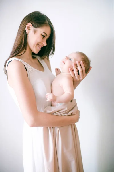 Conceito Família Criança Paternidade Feliz Sorridente Jovem Mãe Com Pouco — Fotografia de Stock