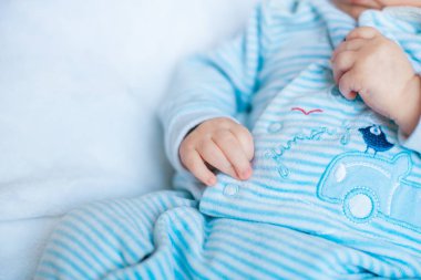 Bebek çocuk beyaz güneşli yatak odasında. Yeni doğan çocuk yatakta rahatlatıcı. Genç çocuklar için kreş. Tekstil ve çocuklar için yatak. Aile sabah evde