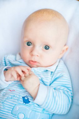 Bebek çocuk beyaz güneşli yatak odasında. Yeni doğan çocuk yatakta rahatlatıcı. Genç çocuklar için kreş. Tekstil ve çocuklar için yatak. Aile sabah evde