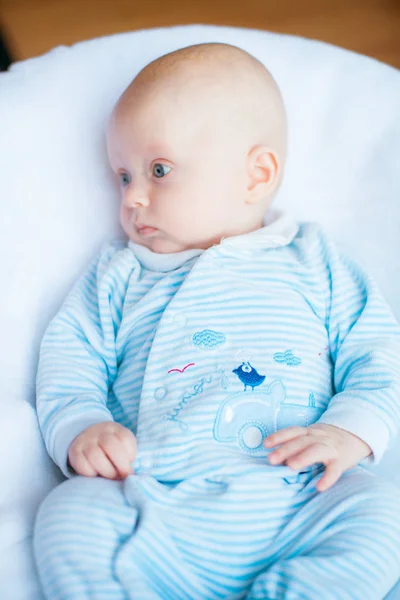 Очаровательный Мальчик Белой Солнечной Спальне Новорожденный Ребенок Отдыхает Постели Детский — стоковое фото