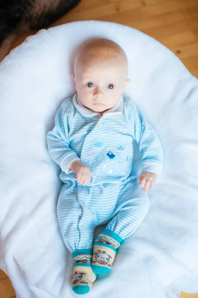 Menino Adorável Quarto Ensolarado Branco Recém Nascido Relaxando Cama Berçário — Fotografia de Stock