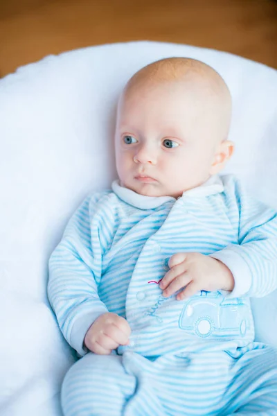 Schattig Babyjongen Witte Zonnige Slaapkamer Pasgeboren Kind Ontspannen Bed Kwekerij — Stockfoto