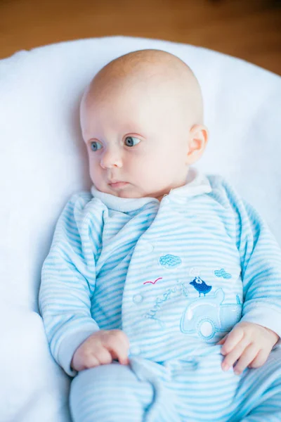 Rozkošný Chlapeček Bílé Prosluněná Ložnice Novorozené Dítě Posteli Školka Pro — Stock fotografie
