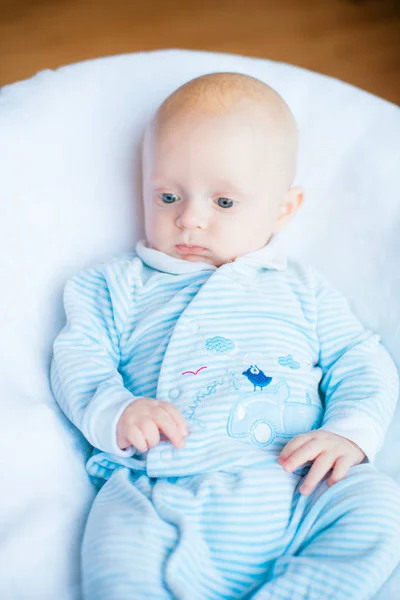 Entzückender Kleiner Junge Weißen Sonnigen Schlafzimmer Neugeborenes Entspannt Sich Bett — Stockfoto