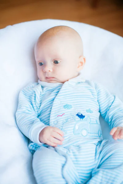Αξιολάτρευτο Μωρό Αγόρι Λευκό Ηλιόλουστη Κρεβατοκάμαρα Νεογέννητο Παιδί Ξεκούραστη Στο — Φωτογραφία Αρχείου