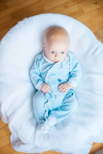 Adorable Bebé Dormitorio Blanco Soleado Niño Recién Nacido Relajándose Cama —  Fotos de Stock