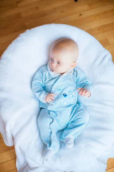 Очаровательный Мальчик Белой Солнечной Спальне Новорожденный Ребенок Отдыхает Постели Детский — стоковое фото