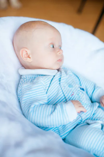 Entzückender Kleiner Junge Weißen Sonnigen Schlafzimmer Neugeborenes Entspannt Sich Bett — Stockfoto