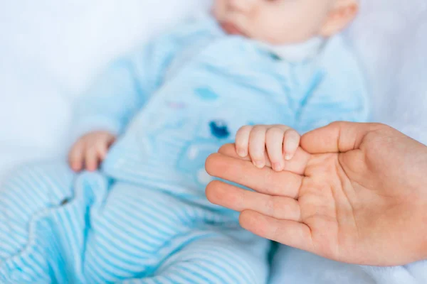 Ręka Matki Trzyma Cute Małego Dziecka Ręku Domu Łóżku Szczęśliwa — Zdjęcie stockowe